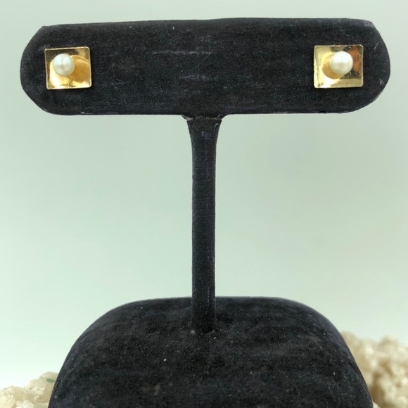 Jewelry - 🔥SOLD🔥14KT Yellow Gold White Pearl Stud Earrings